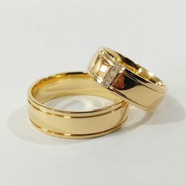 Alianças em ouro 18k com 8mm de largura e 4 diamantes.
